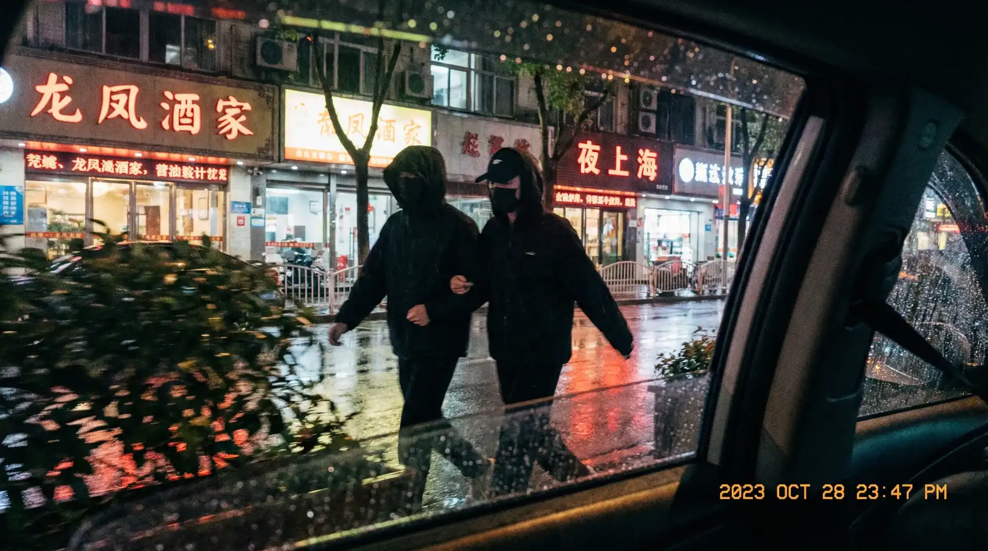 财神体育app - 顶流明星深夜密会现场抓拍照片